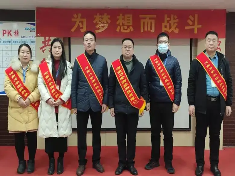 他們是一束光，為伊始照亮
